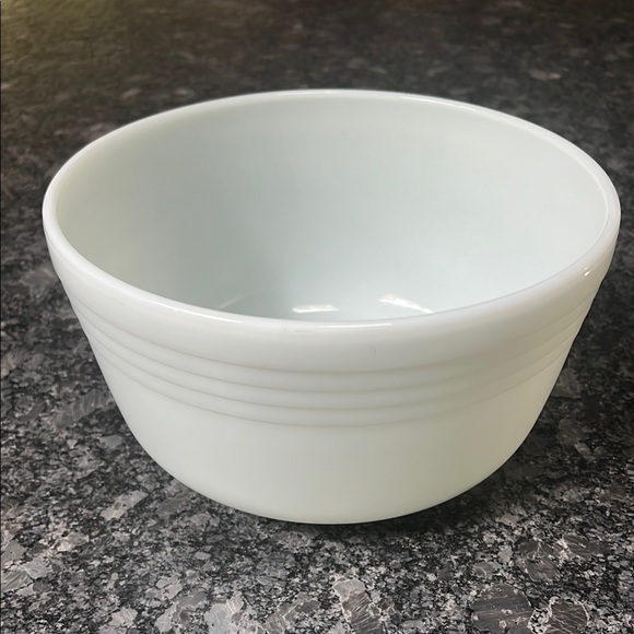 Pyrex 3Q 12 Cup White Made in USA Vintage Bowl - Picture 1 of 5